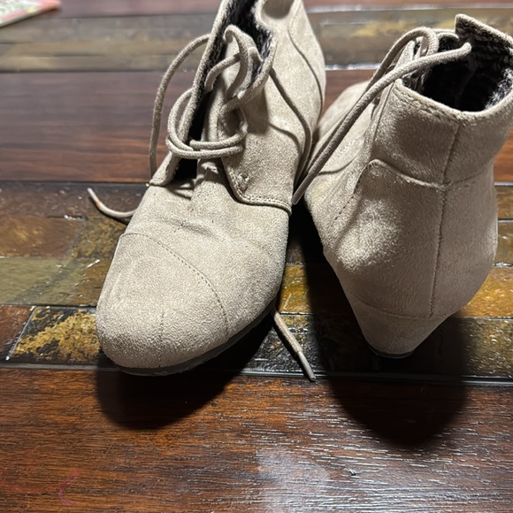 Size 7.5W beige boots in great pre-loved condition - Picture 3 of 5